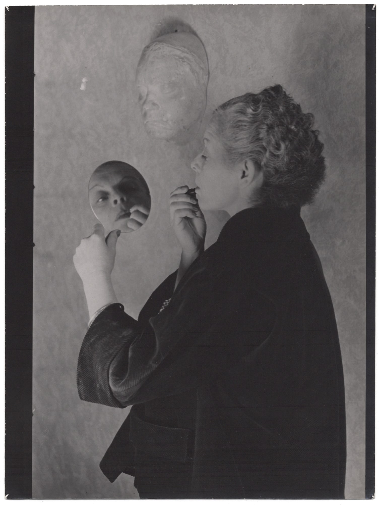 Werner Eckelt* (Berlin 1914 - 1990 Berlin): Werner Eckelt* (Berlin 1914 - 1990 Berlin) Lady with mirror doing make-up, around 1960 vintage gelatin silver print 23,9 x 18 cm verso photographer’s stamp, minor corner wear SCHÄTZPREIS /