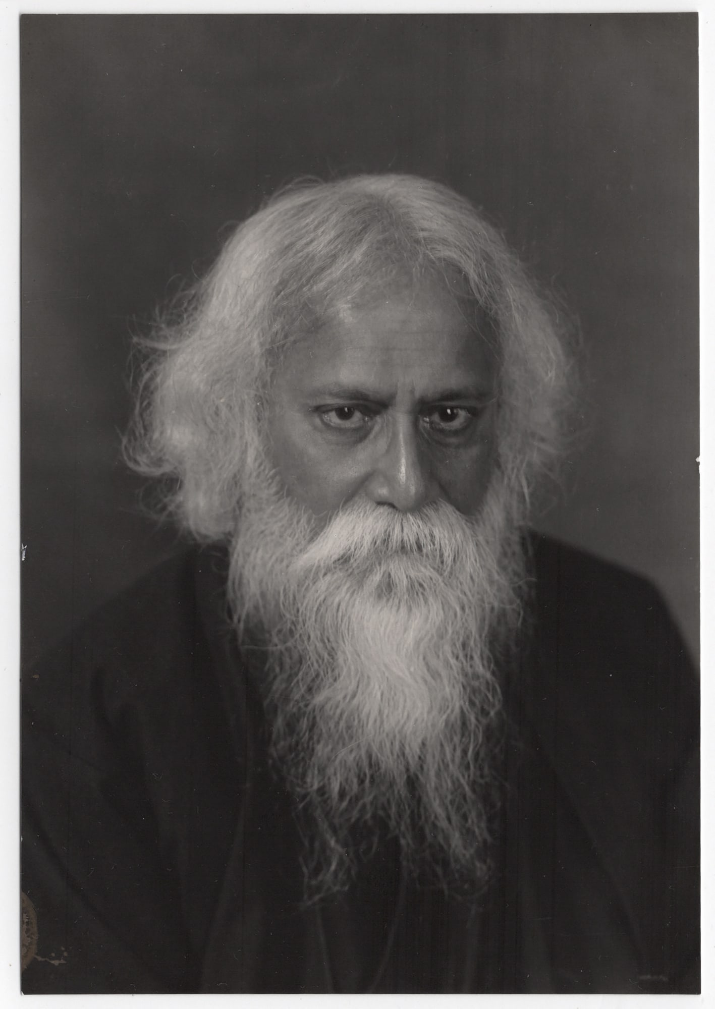 Hugo Erfurth (Halle a.d. Saale 1874 - 1948 Gaienhofen): Hugo Erfurth (Halle a.d. Saale 1874 - 1948 Gaienhofen) Rabindranath Tagore, 1920s vintage gelatin silver print 15,8 x 10,9 cm verso photographer’s stamp SCHÄTZPREIS / ESTIMATE € 300 - 700
