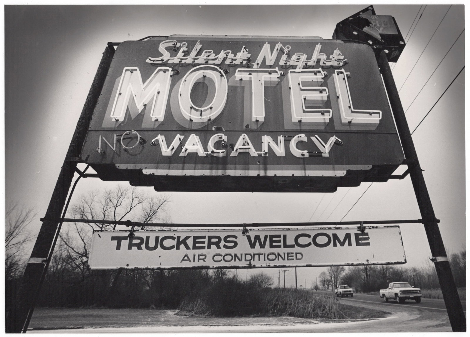 Jim Gehrz (Biographical data unknown): Jim Gehrz (Biographical data unknown) Silent Night Motel in Franklin, 1986 vintage gelatin silver print 17,6 x 24,6 cm verso photographer’s stamp and 1986 date stamp SCHÄTZPREIS / ESTIMATE €