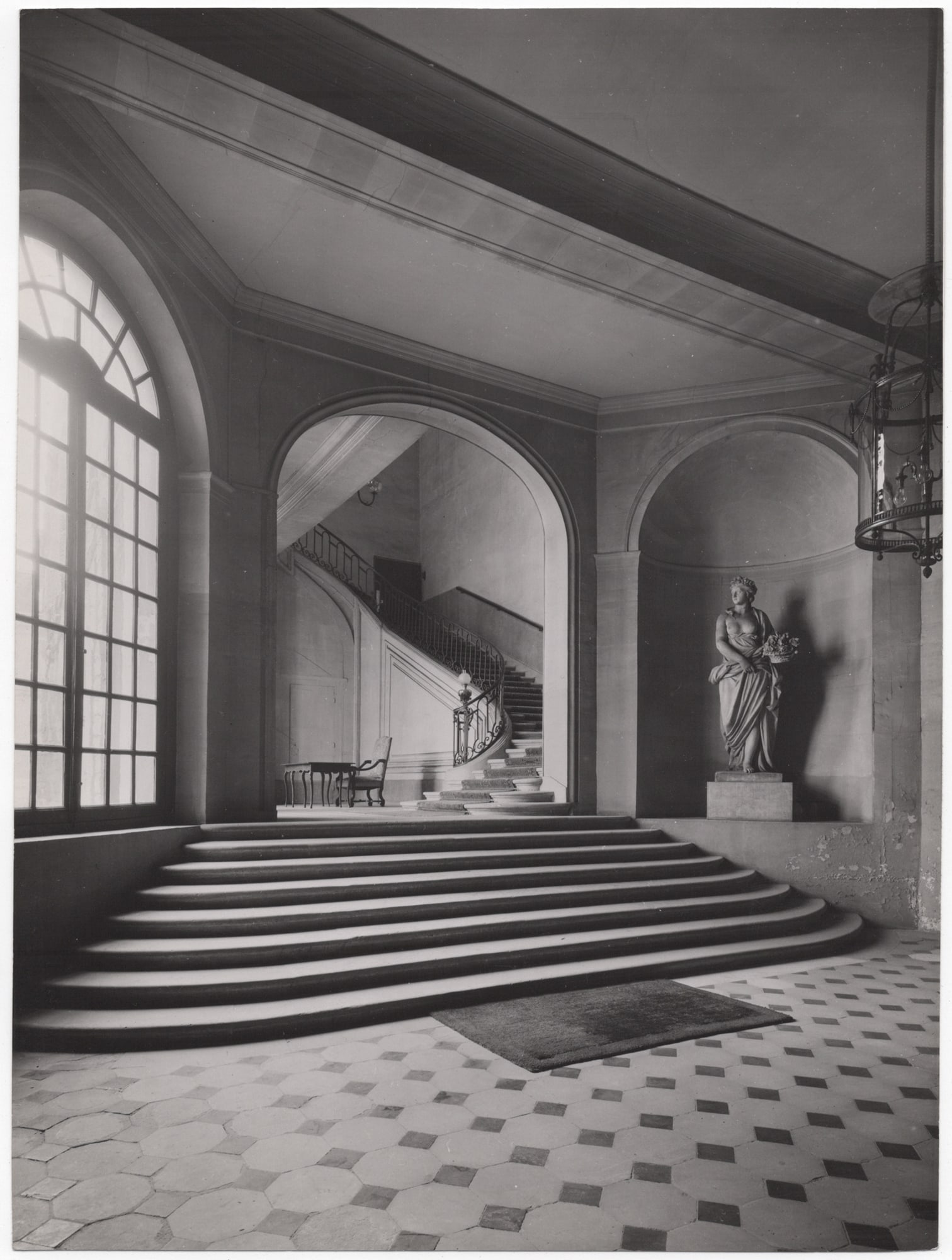 René Giton / René-Jacques* (Pnom Penh 1908 - 2003 Torcy): René Giton / René-Jacques* (Pnom Penh 1908 - 2003 Torcy) Paris, Hôtel d’Auroy gelatin silver print 22,7 x 17 cm verso photographer’s stamp SCHÄTZPREIS / ESTIMATE € 250 - 600 STARTPREIS /