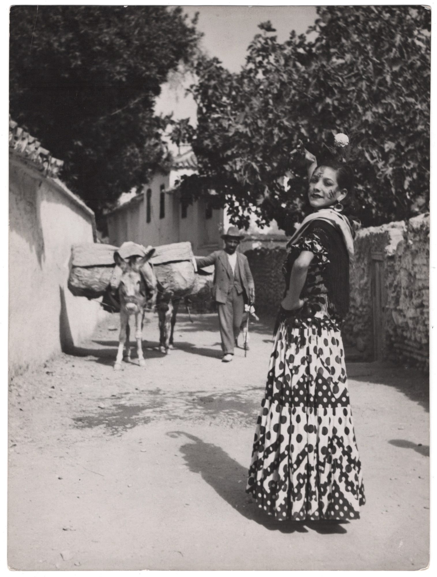 Fritz Henle* (Dortmund 1909 - 1993 San Juan): Fritz Henle* (Dortmund 1909 - 1993 San Juan) Gipsy at Granada, 1930s vintage gelatin silver print 22,3 x 16,6 cm verso photographer’s stamp SCHÄTZPREIS / ESTIMATE € 300 - 700 STARTPREIS /