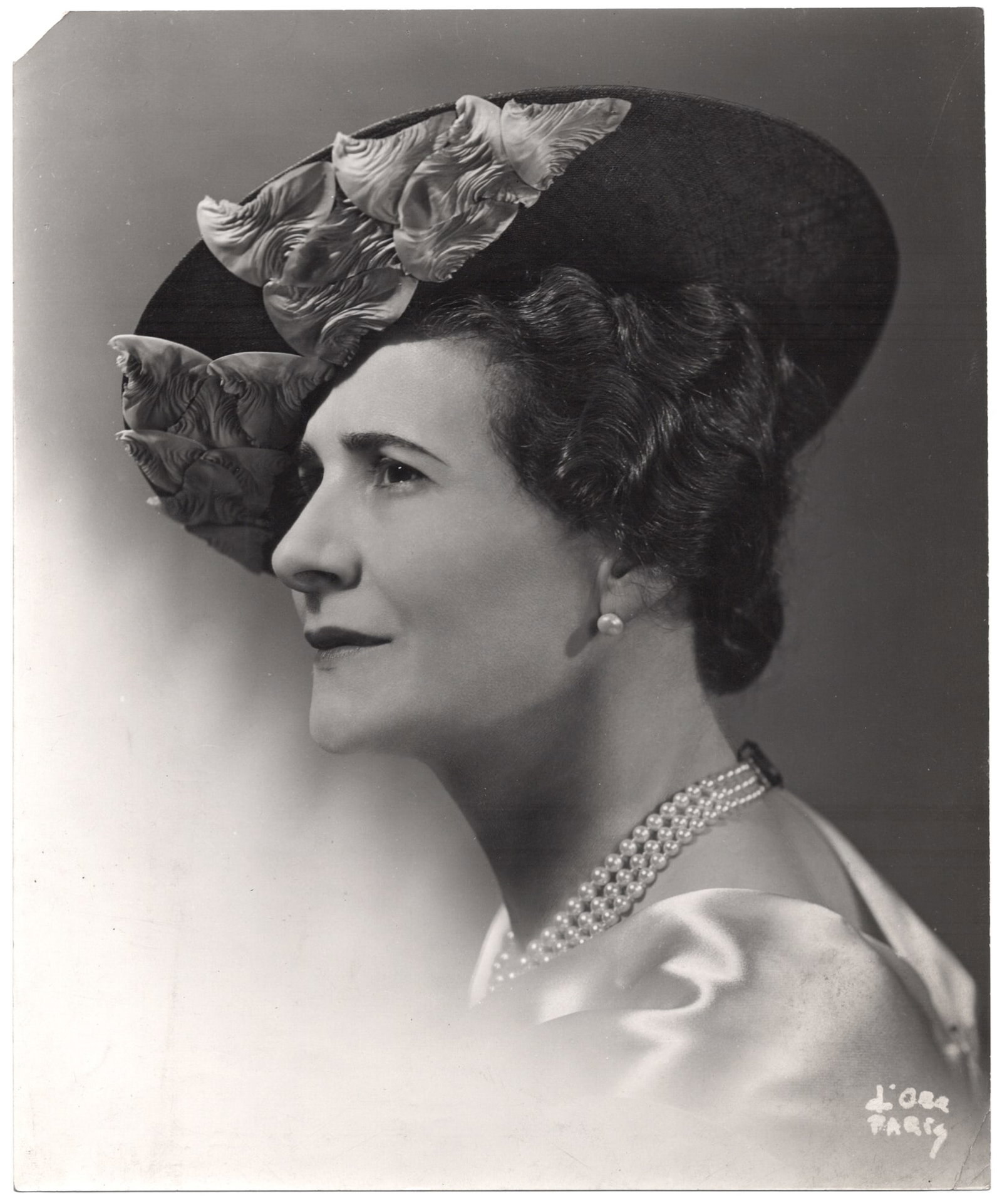Dora Kallmus (Madam D'Ora)* (Vienna 1881 - 1963 Frohnleiten): Dora Kallmus (Madam D'Ora)* (Vienna 1881 - 1963 Frohnleiten) Mme Nicole of New York, (Millinery), 1937 vintage gelatin silver print 23,9 x 19,8 cm signed d’Ora Paris in the negative small chip