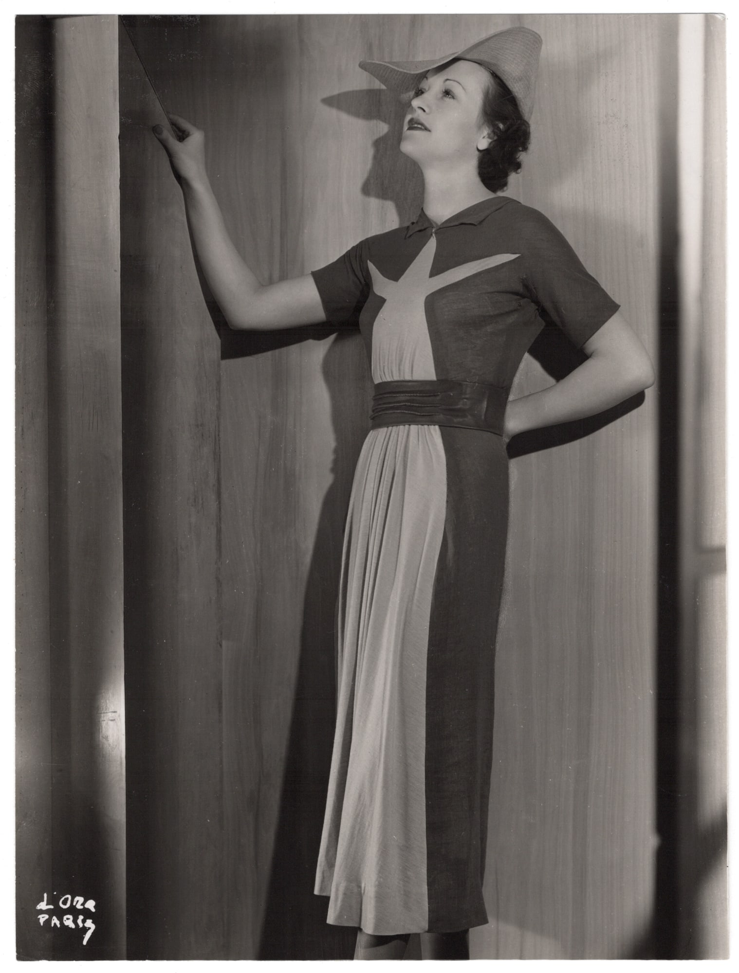 Dora Kallmus (Madam D'Ora)* (Vienna 1881 - 1963 Frohnleiten): Dora Kallmus (Madam D'Ora)* (Vienna 1881 - 1963 Frohnleiten) Collection été, 1937 vintage gelatin silver print 21,8 x 16,4 cm signed d'Ora in the negative, Hand-written notation „d’Ora