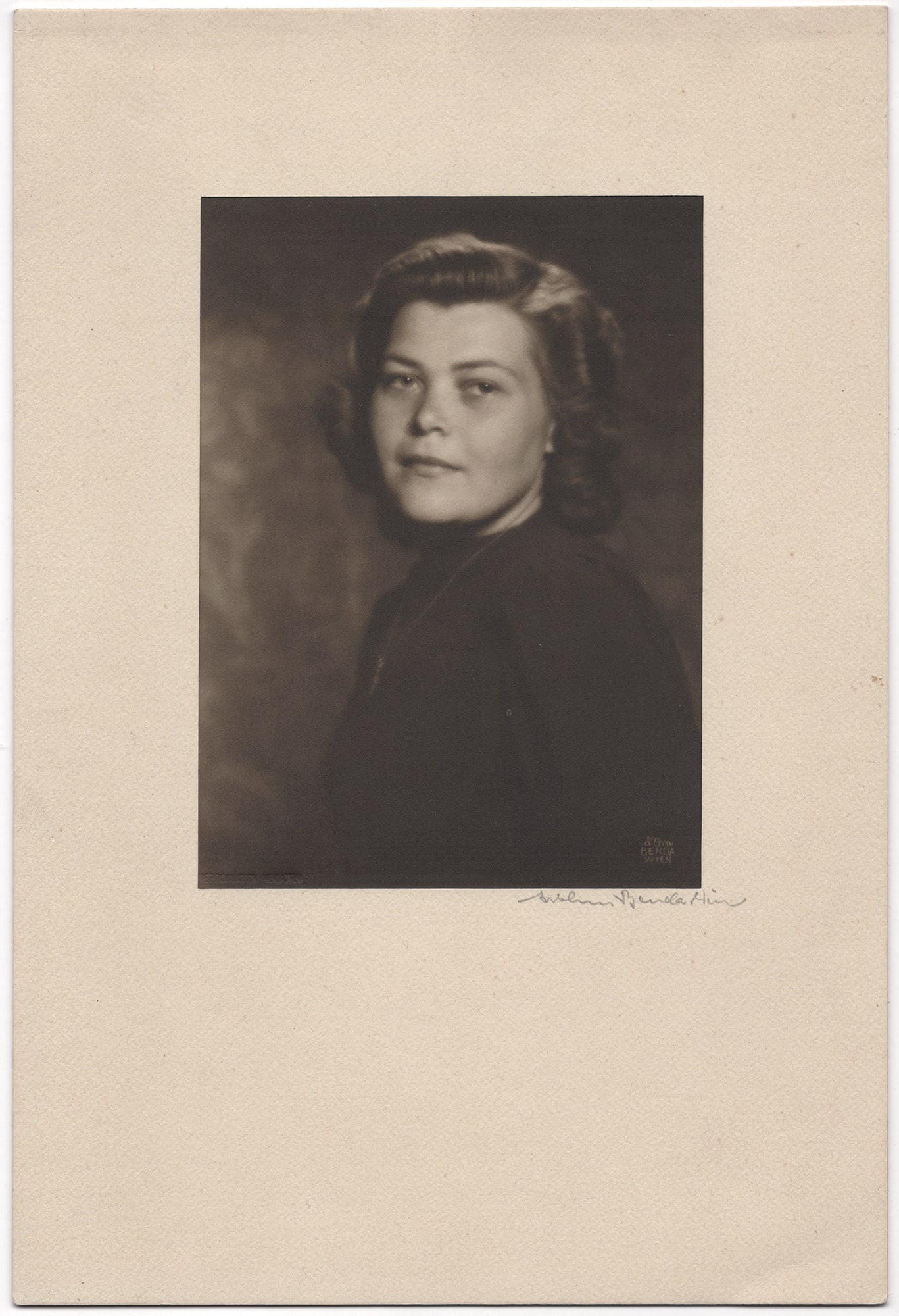 Dora Kallmus (Madam D’Ora)* (Vienna 1881 - 1963 Frohnleiten): Dora Kallmus (Madam D’Ora)* (Vienna 1881 - 1963 Frohnleiten) Model, 1934 vintage gelatin silver print 14,8 x 10,8 cm signiert by Arthur Benda on the passepartout stamp d’Ora/Benda Vienna