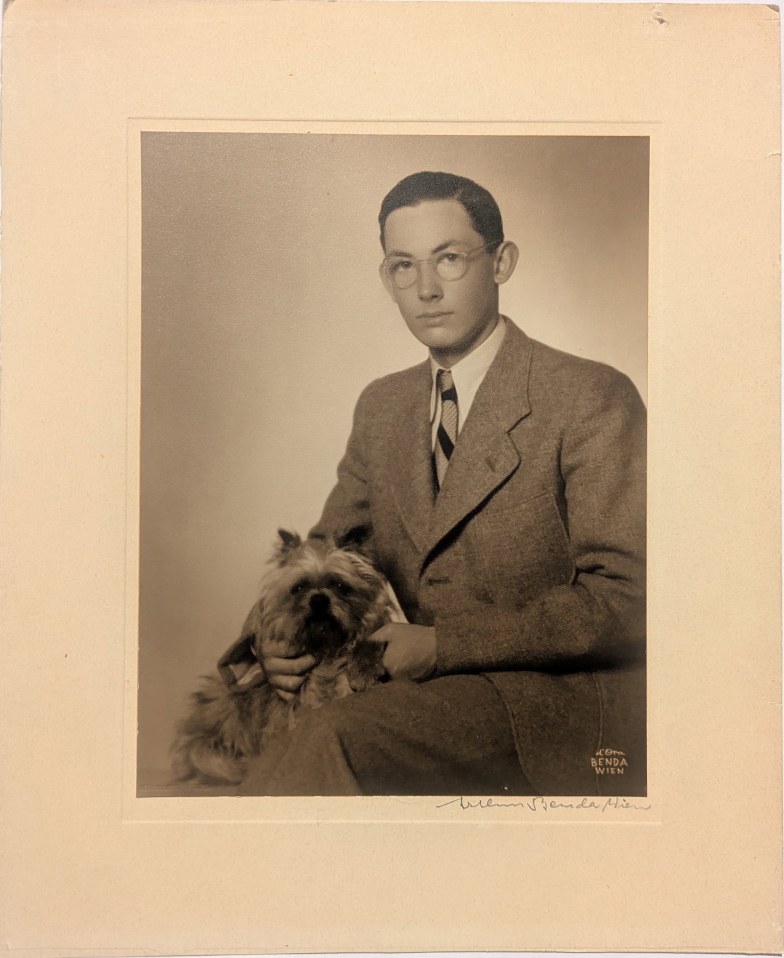 Dora Kallmus (Madam D’Ora)* (Vienna 1881 - 1963 Frohnleiten): Dora Kallmus (Madam D’Ora)* (Vienna 1881 - 1963 Frohnleiten) Portrait man with dog, ca 1940 gelatin silver print 20,5 x 16 cm mounted 34 x 24,5 cm signed (d’Ora Benda Wien) in the negative,