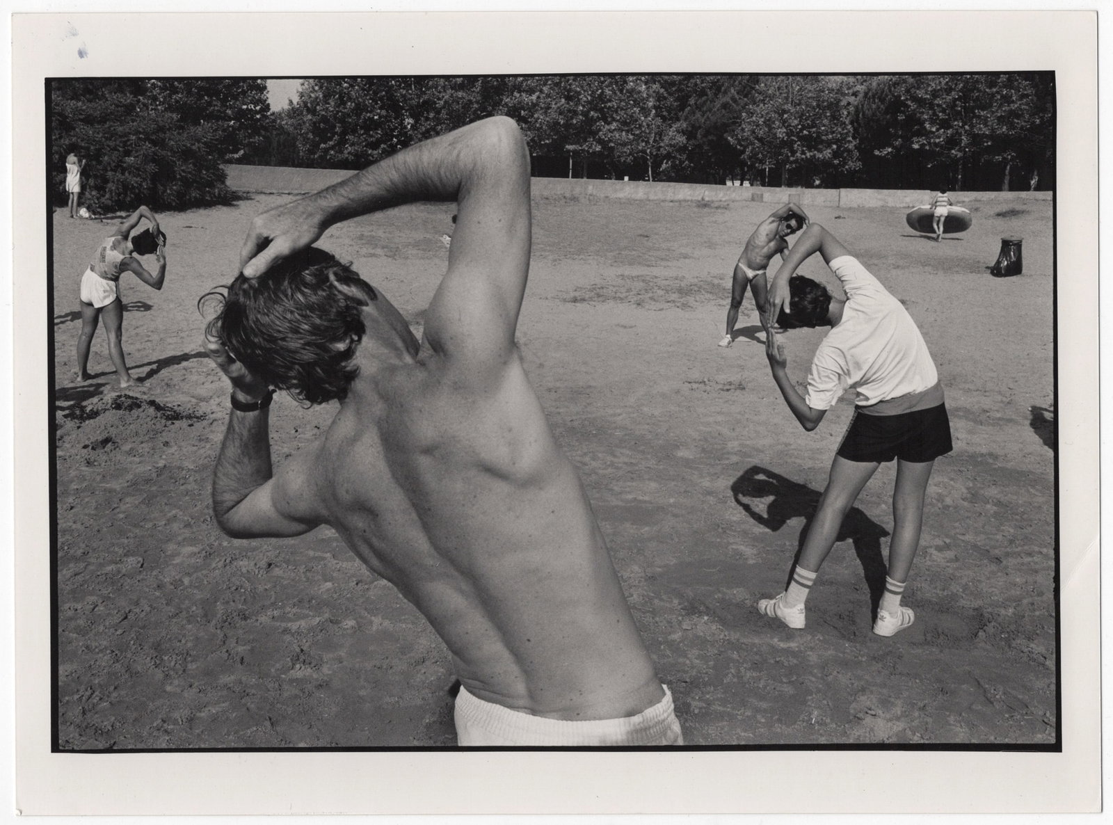 Richard Kalvar* (born 1944 in Brooklyn): Richard Kalvar* (born 1944 in Brooklyn) Untitled gelatin silver print 17,6 x 23,8 cm verso photographer’s stamp and MAGNUM agency stamp SCHÄTZPREIS / ESTIMATE € 300 - 700 STARTPREIS /