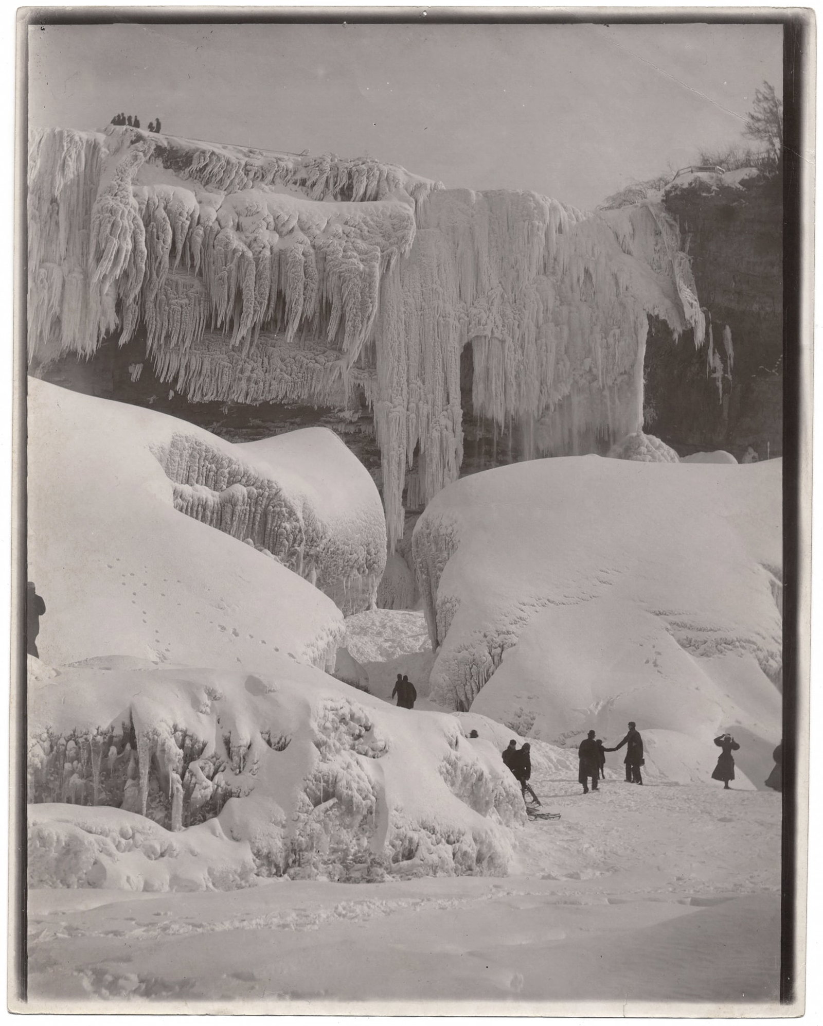 A. G. Landreth (Active during the 1910s): A. G. Landreth (Active during the 1910s) Niagara Falls, winter view, around 1913 gelatin silver print 25,3 x 20 cm verso photographer’s credit written in an unknown hand