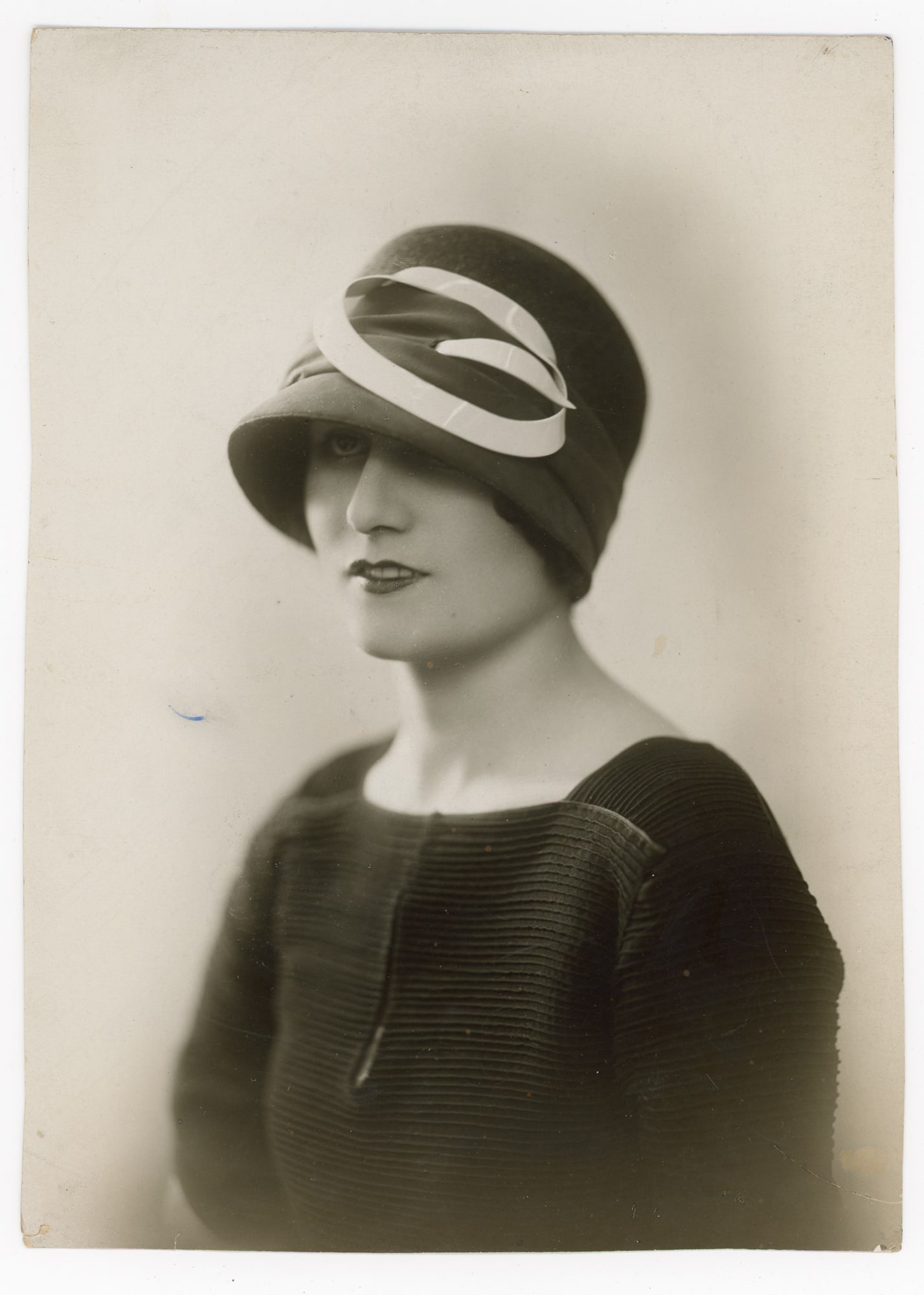 Henri Manuel (Paris 1874 - 1947 Neuilly-sur-Seine): Henri Manuel (Paris 1874 - 1947 Neuilly-sur-Seine) Chapeau maison Camille Roger, ca 1924 gelatin silver print 23 x 16,5 cm verso photographer’s stamp, and annotation „Chapeau maison Camille