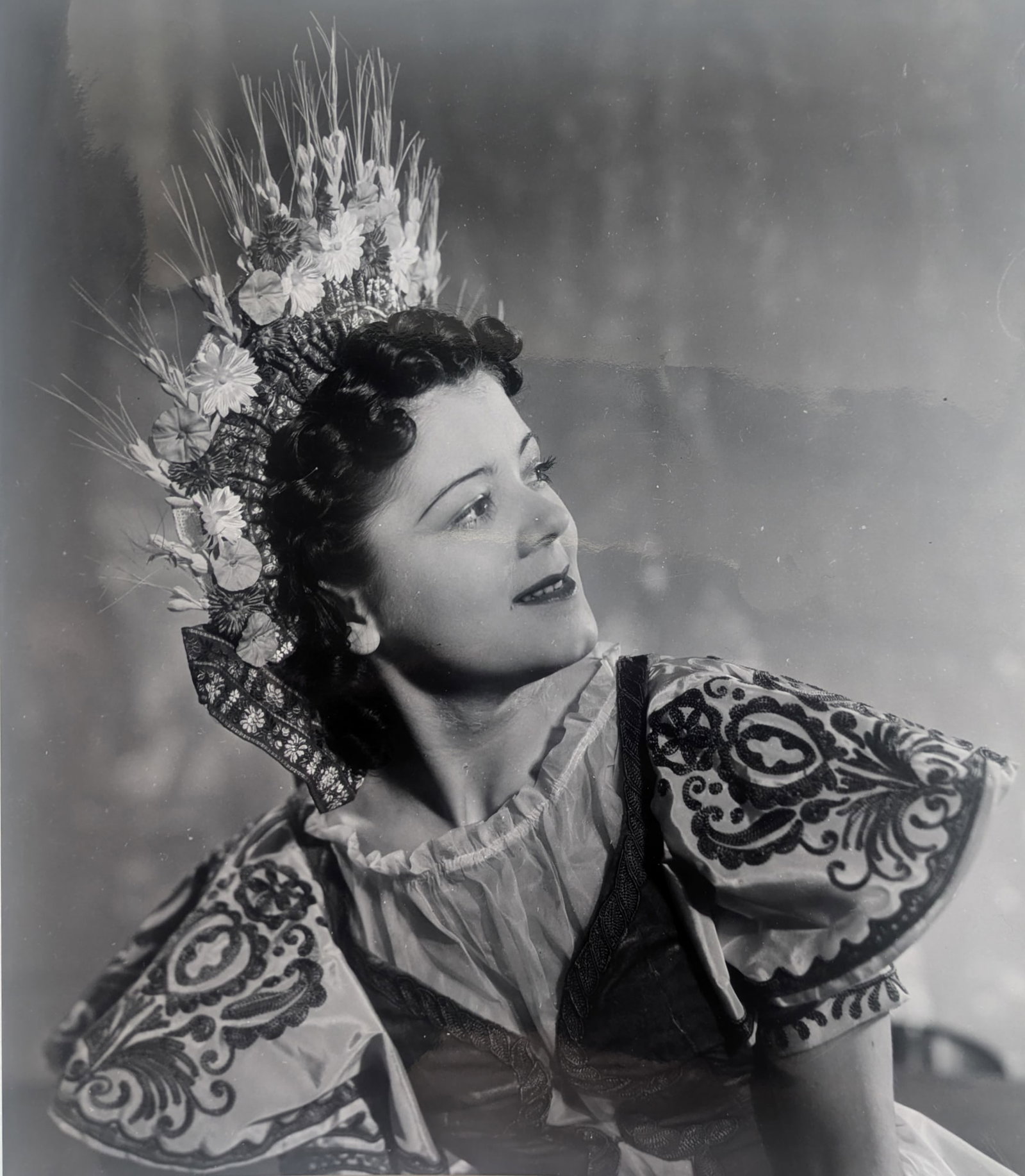 Willy Maywald* (Kleve 1907 - 1985 Paris): Willy Maywald* (Kleve 1907 - 1985 Paris) Fashion shot, before 1950 gelatin silver print 27,5 x 23,5 cm verso photographer’s stamp SCHÄTZPREIS / ESTIMATE € 300 - 550 STARTPREIS / STARTING