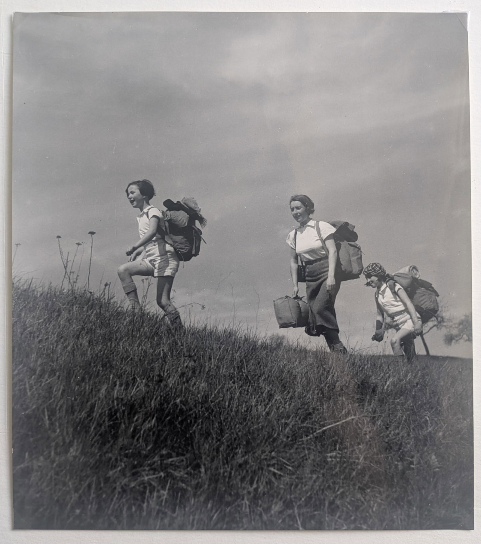 Willy Maywald* (Kleve 1907 - 1985 Paris): Willy Maywald* (Kleve 1907 - 1985 Paris) Hiker on the trail, before 1950 gelatin silver print 26,5 x 23,5 cm verso photographer’s stamp SCHÄTZPREIS / ESTIMATE € 250 - 550 STARTPREIS /