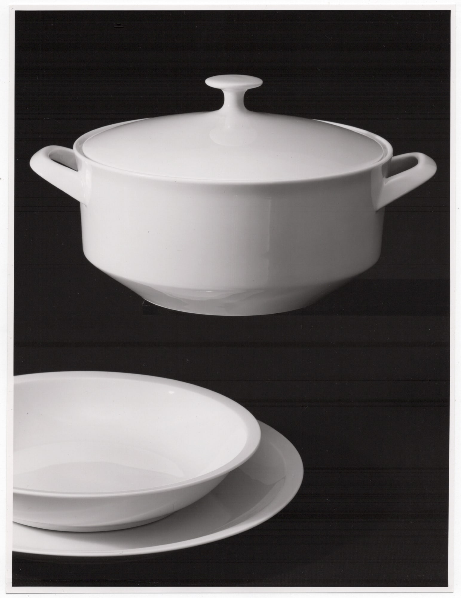 Willi Moegle* (Esslingen am Neckar 1897 - 1989 Leinfelden/Echterdingen): Willi Moegle* (Esslingen am Neckar 1897 - 1989 Leinfelden/Echterdingen) Arzberg tableware (designed by Heinz Löffelhardt), still life, 1950s vintage gelatin silver print 22,7 x 17,2 cm verso photogra