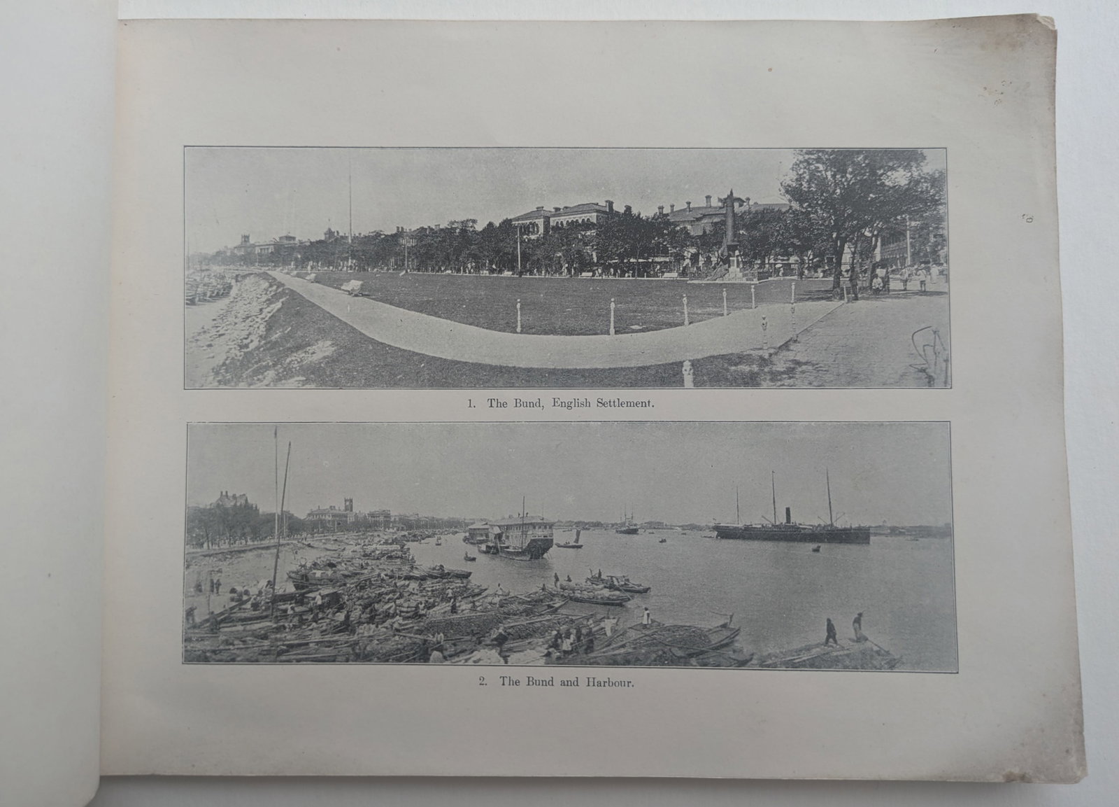 Denkichi Satow (Biographical data unknown): Denkichi Satow (Biographical data unknown) Souvenir of Shanghai, ca 1905 offset print 18 x 25 cm 44 Images on 36 pages Cover damaged at corners, water damage on first pages SCHÄTZPREIS / ESTIMATE