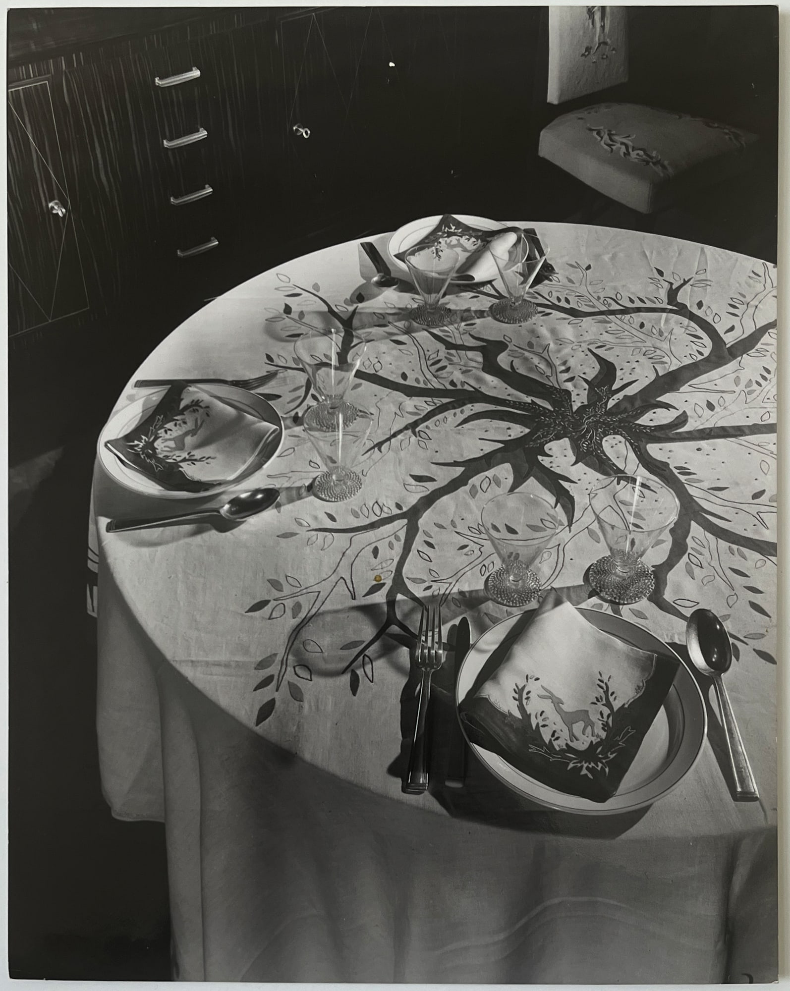Roger Schall* (Nancy 1904 - 1995 Paris): Roger Schall* (Nancy 1904 - 1995 Paris) Table setting, still life, around 1950 vintage gelatin silver print 28,6 x 22,5 cm verso photographer’s stamp, very minor corner wear SCHÄTZPREIS / ESTIMATE