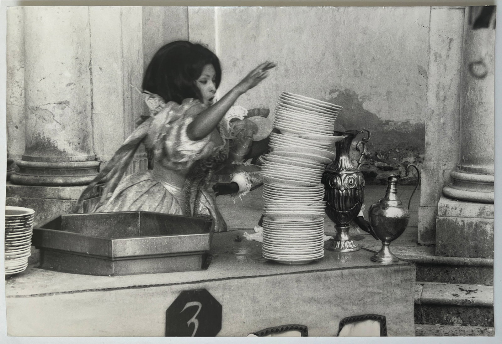 Tazio Secchiaroli* (Centocelle 1925 - 1998 Rome): Tazio Secchiaroli* (Centocelle 1925 - 1998 Rome) Sophia Loren in „Arabesque“, 1966 vintage gelatin silver print 23,9 x 35,3 cm verso photographer’s stamp and Globe Photos stamp SCHÄTZPREIS /