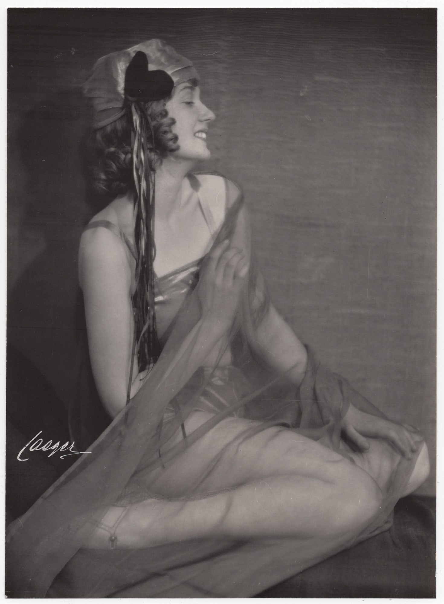 Herman Sylwander /Atelje Jaeger (Karlskrona 1883 - 1948 Stockholm): Herman Sylwander /Atelje Jaeger (Karlskrona 1883 - 1948 Stockholm) Female dancer, around 1930 vintage gelatin silver print 22 x 16 cm signed in the negative Jaeger SCHÄTZPREIS / ESTIMATE € 200