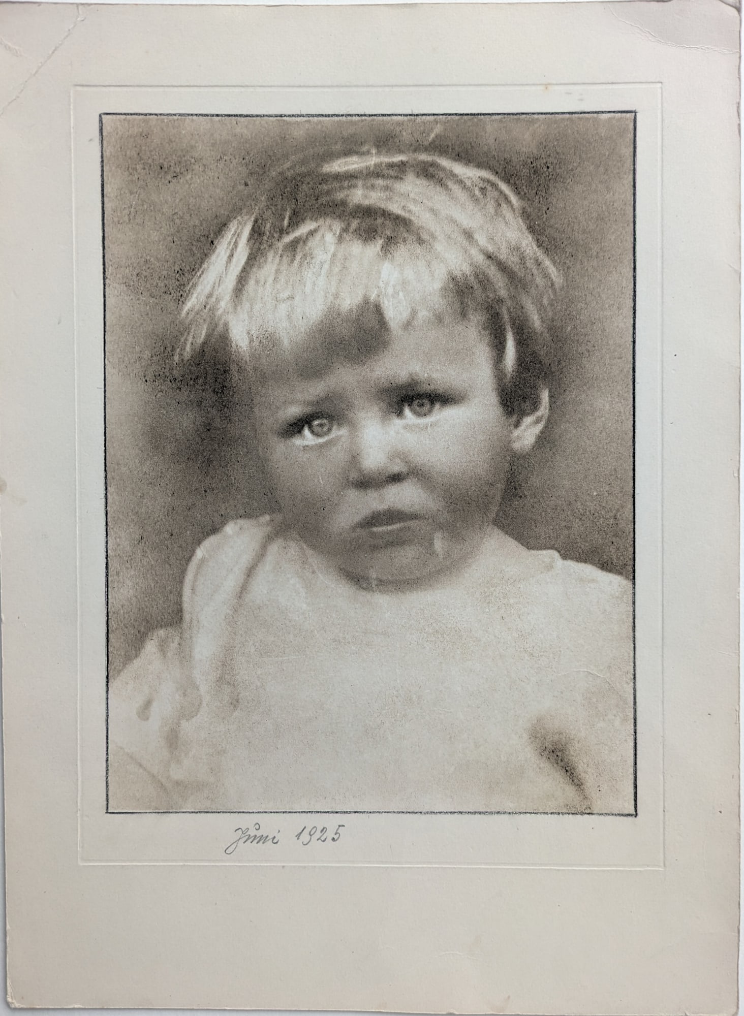 Unknown photographer (Biographical data unknown): Unknown photographer (Biographical data unknown) Portrait of a child, ca 1925 Bromoil transfer print 26 x 20 cm in pencil dated on mount (37,5 x 27 cm) crease in the upper left corner SCHÄTZPREIS /
