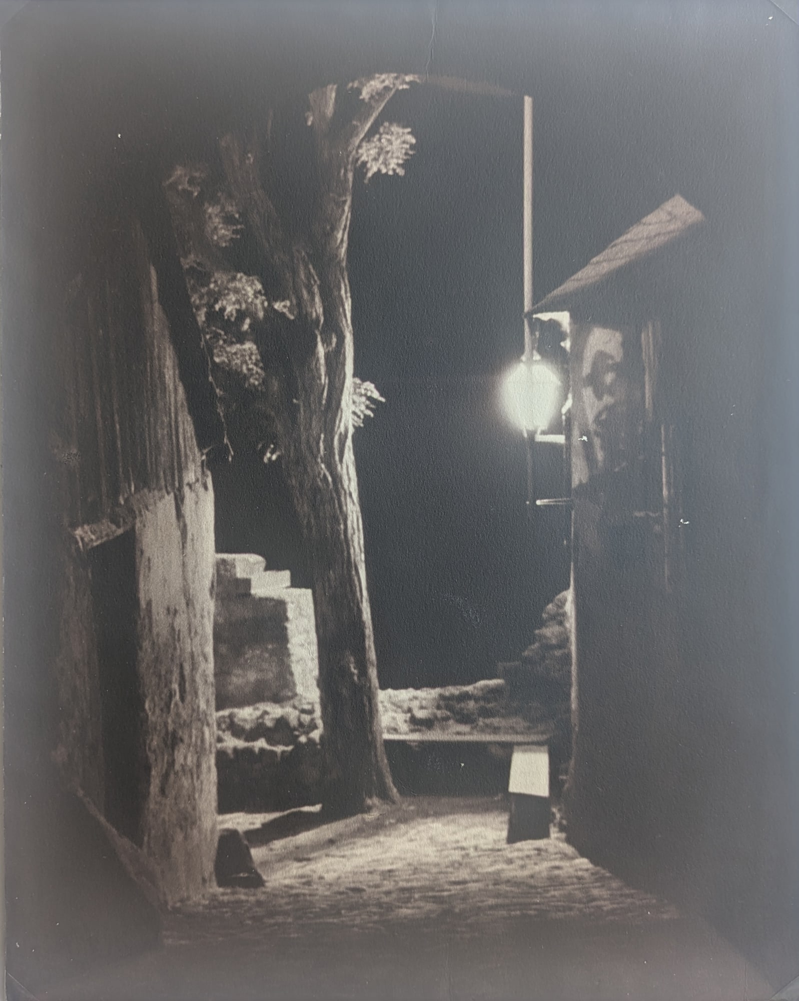 Unknown photographer (Biographical data unknown): Unknown photographer (Biographical data unknown) Side street with nighttime illumination, ca 1930 gelatin silver print, 29,5 x 23,5 cm SCHÄTZPREIS / ESTIMATE € 200 - 350 STARTPREIS / STARTING