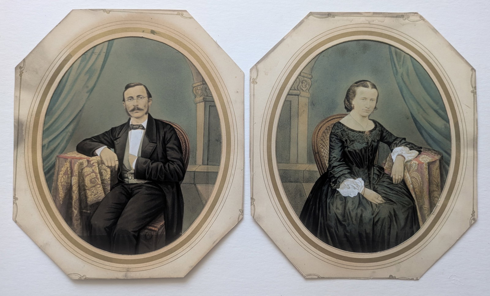 Unknown photographer (Biographical data unknown): Unknown photographer (Biographical data unknown) Bundle of 2 Studio portraits of a couple, ca 1855 coloured salt paper prints mount window each ca 16 x 13 cm SCHÄTZPREIS / ESTIMATE € 200 - 350