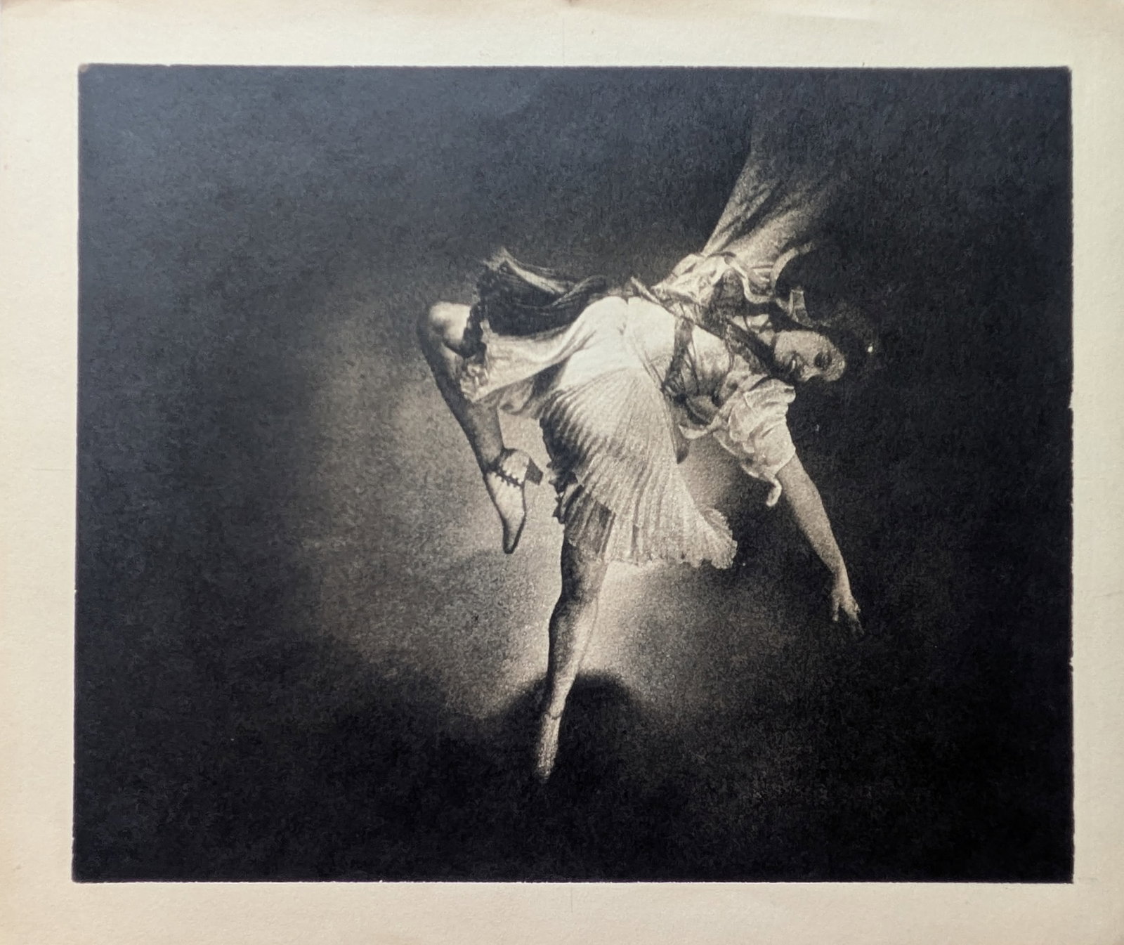 Unknown photographer (Biographical data unknown): Unknown photographer (Biographical data unknown) Female dancer, ca 1930 gelatin silver print 25 x 30 cm SCHÄTZPREIS / ESTIMATE € 250 - 400 STARTPREIS / STARTING PRICE € 250 Ballerina,