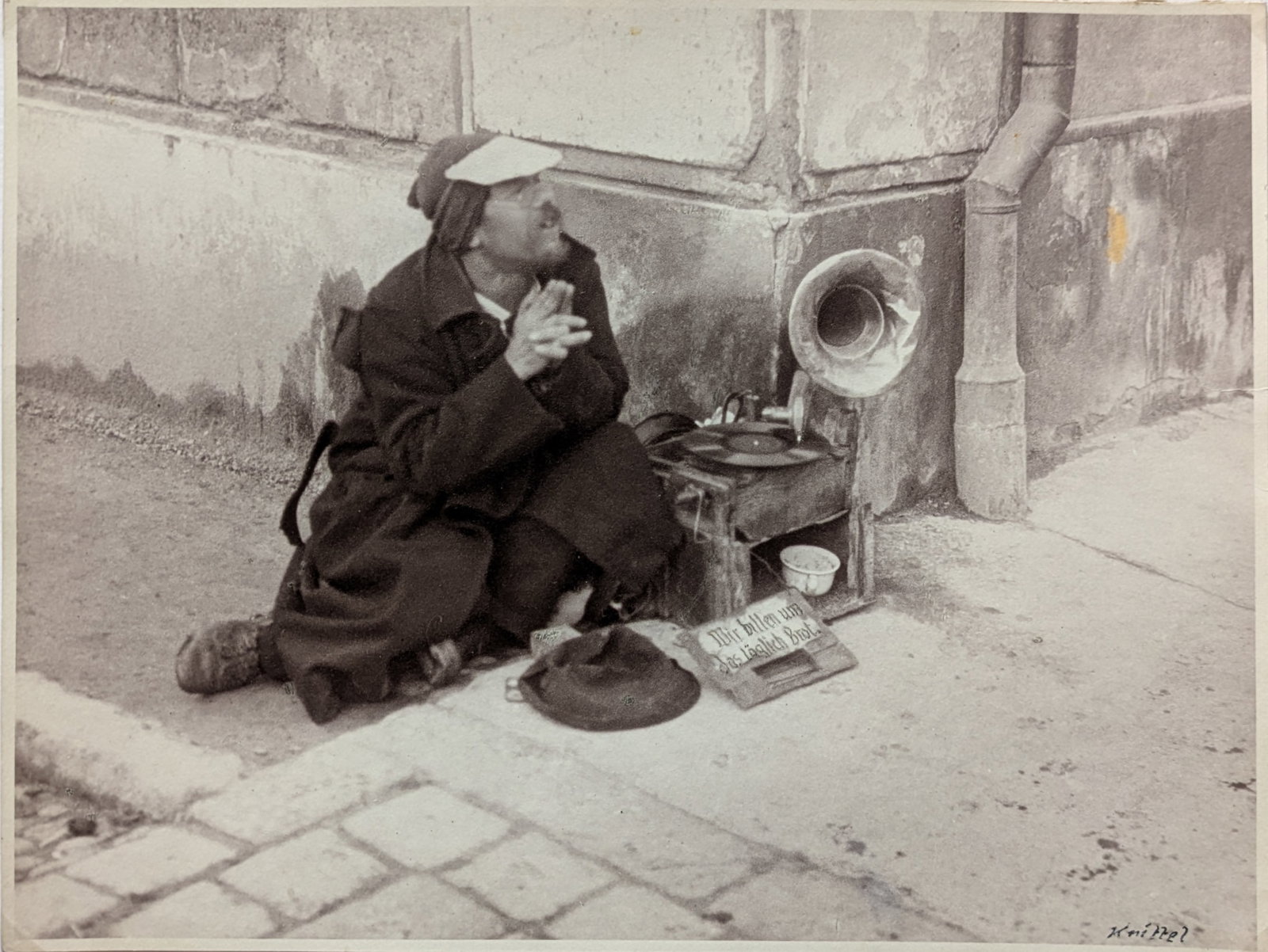 Unknown photographer (Biographical data unknown): Unknown photographer (Biographical data unknown) Beggar with Gramophon, ca 1930 gelatin silver print 22 x 29 cm SCHÄTZPREIS / ESTIMATE € 200 - 350 STARTPREIS / STARTING PRICE € 200 PLEASE