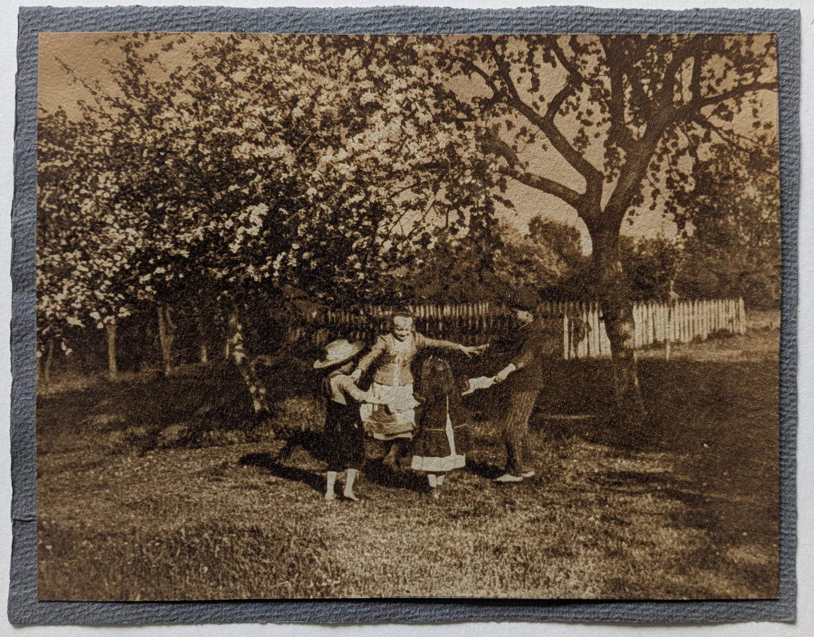 Unknown photographer (Biographical data unknown): Unknown photographer (Biographical data unknown) Ring around the rosy, ca 1925 Gum print 18 x 24 cm mounted SCHÄTZPREIS / ESTIMATE € 350 - 600 STARTPREIS / STARTING PRICE € 350 historical