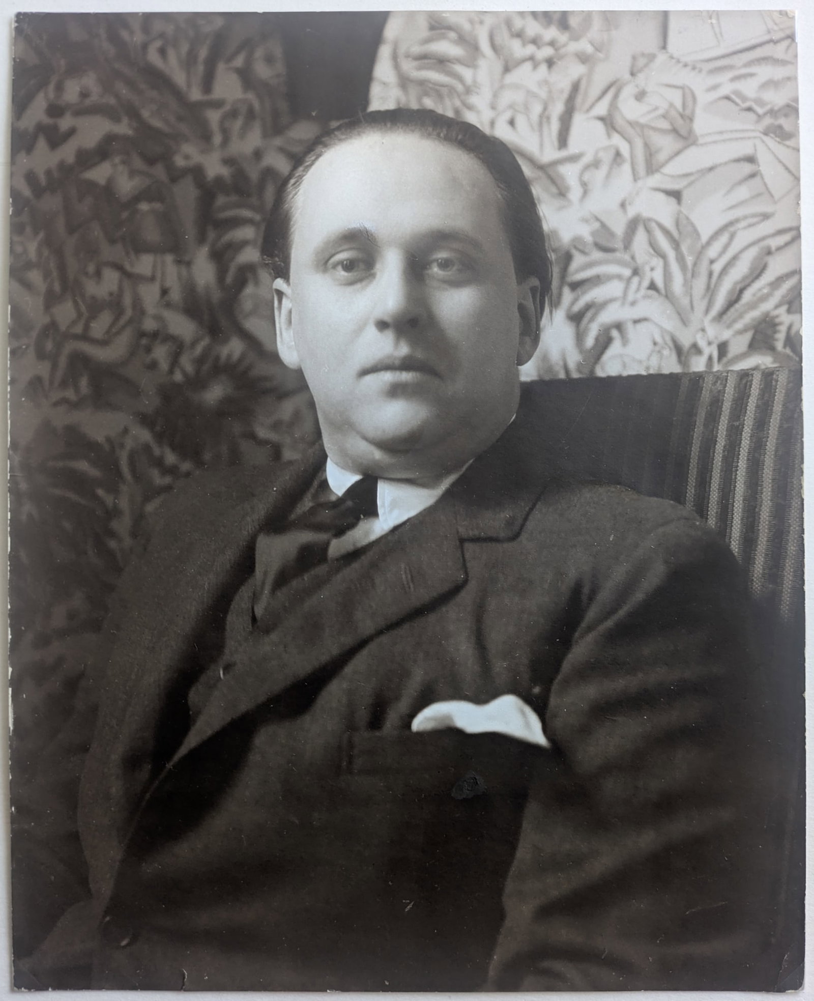 Unknown photographer (Biographical data unknown): Unknown photographer (Biographical data unknown) Portrait Paul-Gustave van Hecke, ca 1930/1940 gelatine silver print 29 x 23 cm SCHÄTZPREIS / ESTIMATE € 250 - 450 STAR