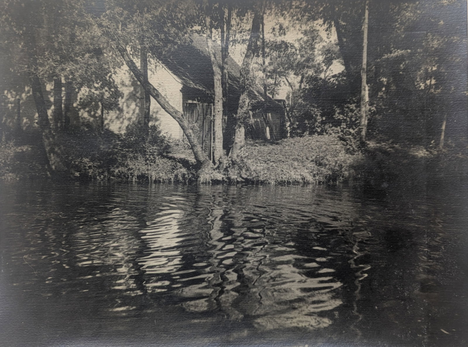 Wagner (Biographical data unknown): Wagner (Biographical data unknown) House by the lake, ca 1930 gelatin silver print 30 x 40 cm part of the original mount (signed and labeled Leica attached) SCHÄTZPREIS / E