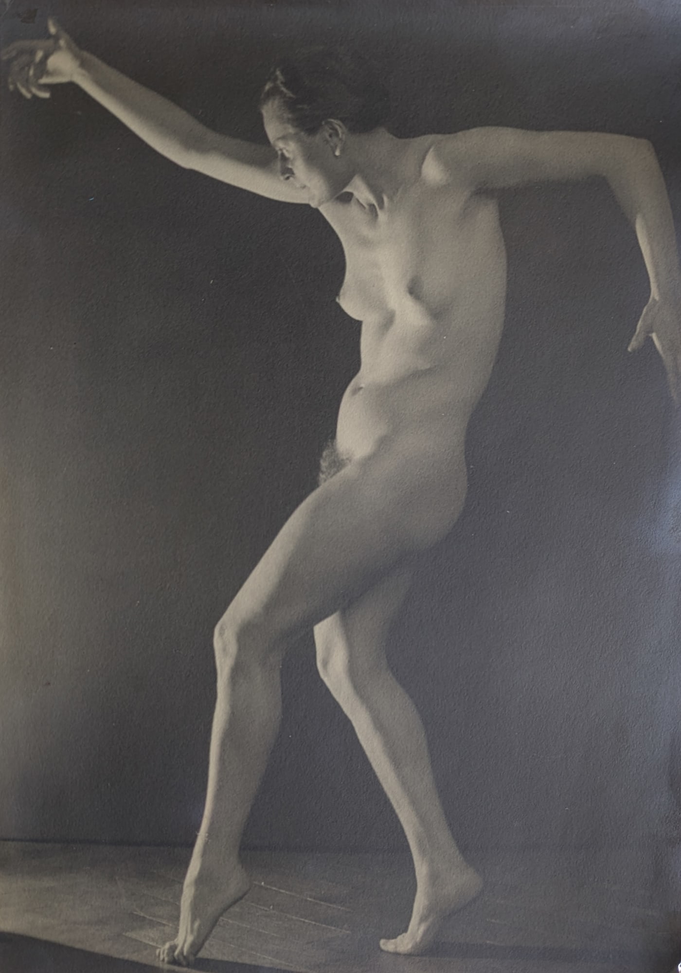 Eugen Wildgatsch* (Aussig 1888 - 1958 Linz): Eugen Wildgatsch* (Aussig 1888 - 1958 Linz) Nudes study, ca 1930 gelatine silver print ca 35 x 25,5 cm SCHÄTZPREIS / ESTIMATE € 300 - 500 STARTPREIS / STARTING PRICE € 300 Study of