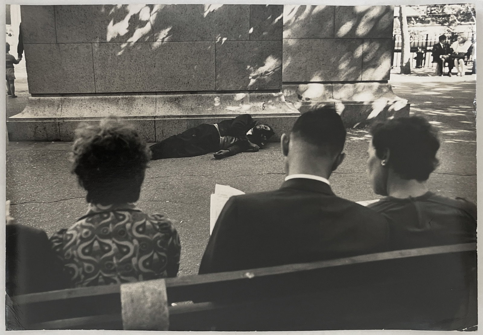 Bernard P. Wolff* (Connerré 1930 - 1985 New York): Bernard P. Wolff* (Connerré 1930 - 1985 New York) Sleeping man in Herald Square vintage gelatin silver print 24,3 x 34,8 cm verso photographer’s stamp, with corner wear SCHÄTZPREIS / ESTIMATE
