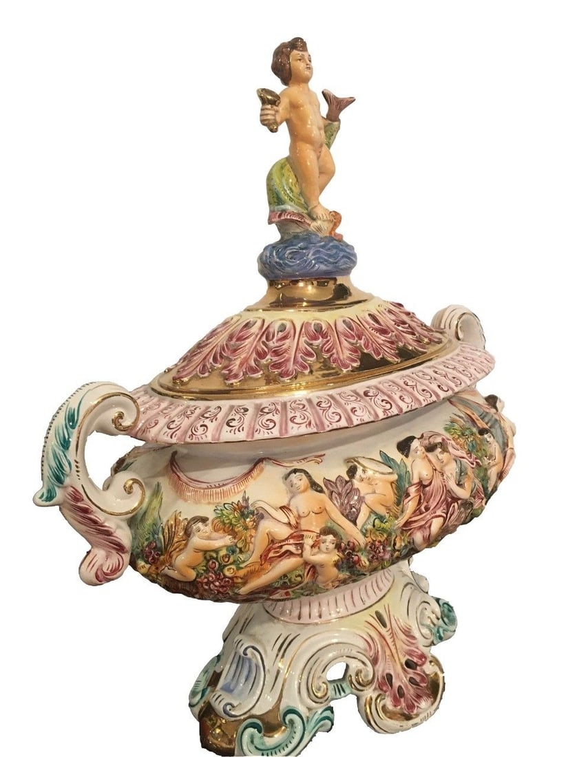 BEAUTIFUL AND ELEGANT SOUP/FRUIT BOWL /CENTERPIECE WITH CHERUBS, ANGELS - ORIGINAL FROM CAPODIMONTE-: A vintage Italian Capodimonte Hand painted porcelain Centerpice/Bowil with decorative Querubs all around worked and painted by hand, on the lid it has a very beautiful cherubs and handles on each side