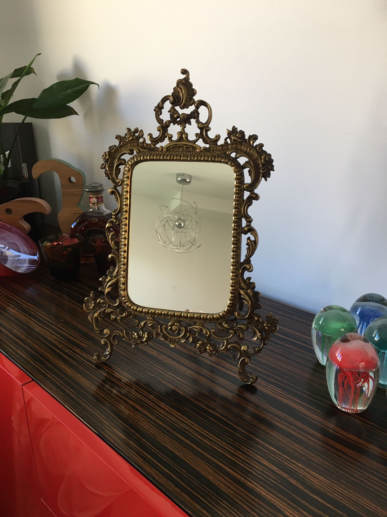 BRONZE TABLE MIRROR FROM THE END OF THE 19TH CENTURY: Spectacular antique bronze mirror richly decorated with floral details Really striking It is in a perfect state of preservation Measures Height: 46 cm Width: 32 cm Note: All shipments will be shipped