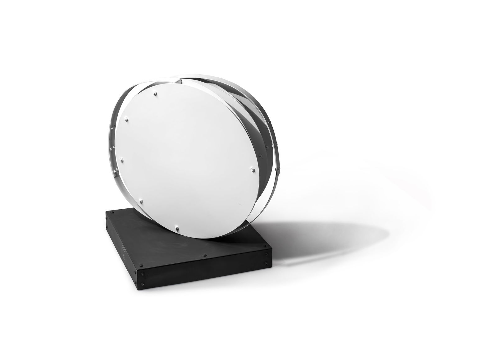 EDGAR NEGRET (1920-2012, Colombia): Luna, 1993Ensamble de alumino pintadoMedidas: 68 x 45 x 45 cmPieza unica