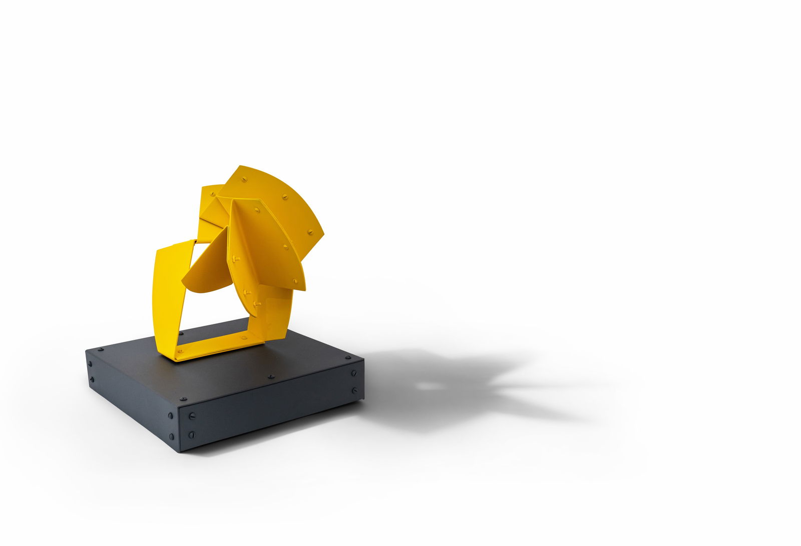 EDGAR NEGRET (1920-2012, Colombia): Flor, 1991Aluminio pintadoMedidas: 34 x 30 x 30 cmEdicion 15/30