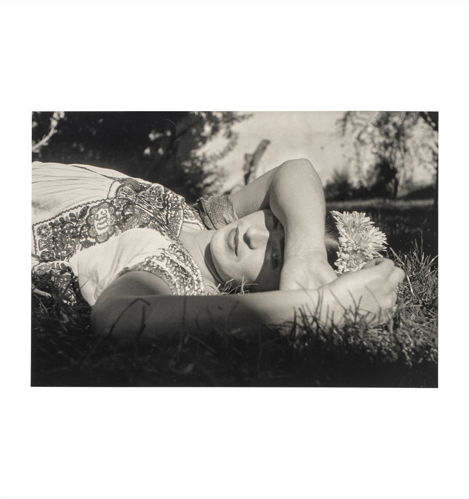 LEO MATIZ (1917, Colombia - 1998, Colombia): Frida tomando el sol, 1941Fotografia digital Medidas: 23 x 34 cm Edicion de cinco ejemplaresBuen estado de conservacion.Coleccion privada. Certificado de Alejandra Matiz.
