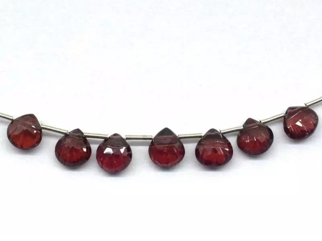 NATURAL GARNET BEADS FACETED CARVED HEART 7 - 8 MM 7 PCS LOOSE BEADS (1 of 2)