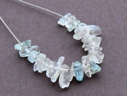 NATURAL AQUAMARINE BEADS CHIPS 3X4 - 4X6 MM 25 PCS: These are natural, earth mined and hand crafted with precision. Stone: Aquamarine, Stone Shape: Chips, Stone Size: 3x4 - 4x6 mm, Width: 1 - 2.5 mm. The photographs are generally enlarged to show the c