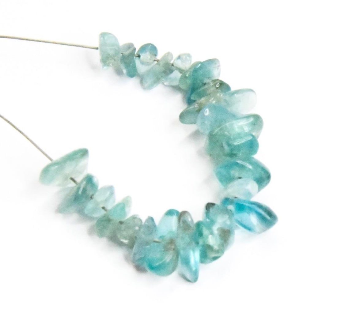 NATURAL APATITE BEADS CHIPS 3X4 - 5X7 MM, 25 PCS (2 TASSELS) (1 of 2)