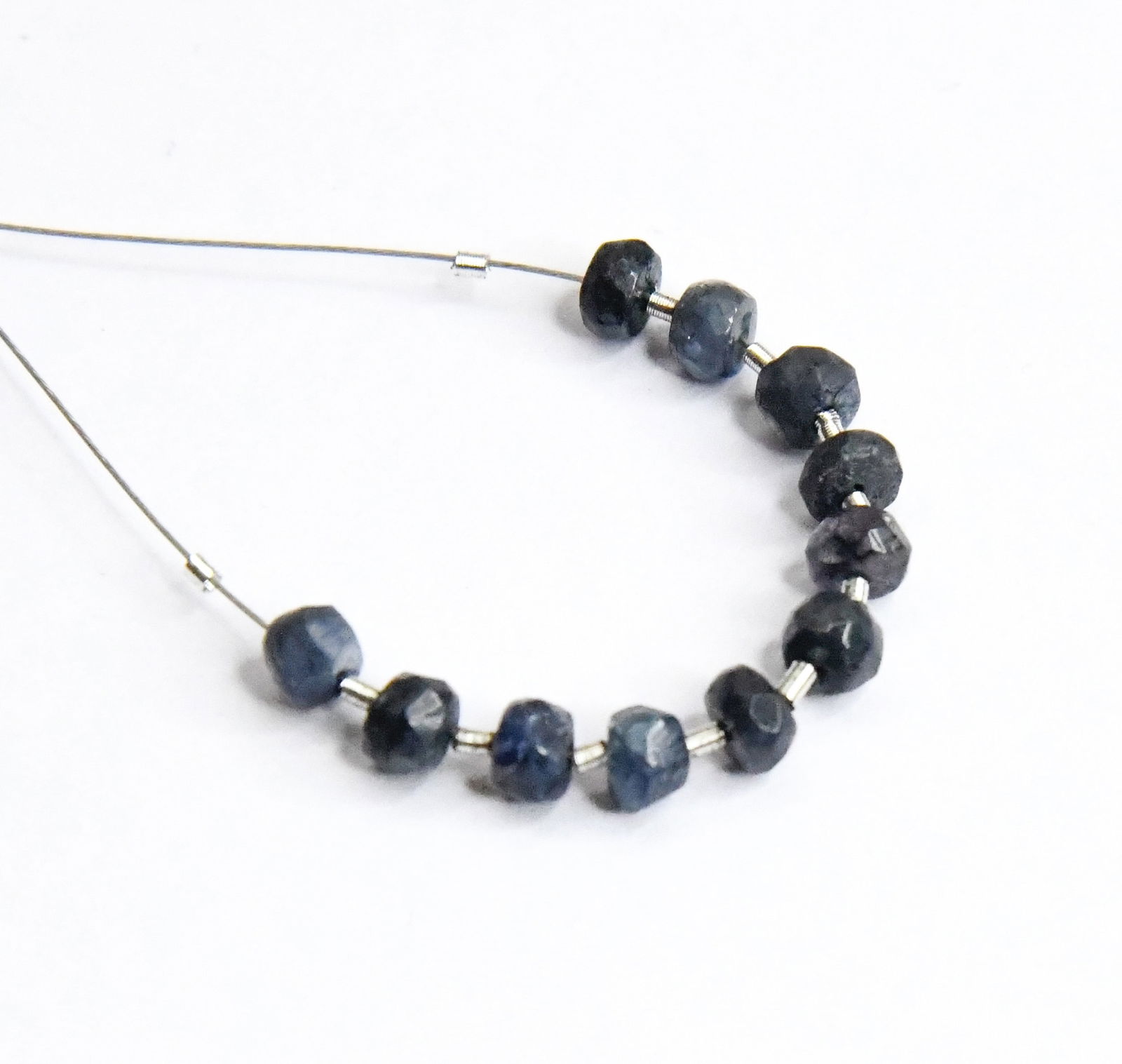 NATURAL BLUE SAPPHIRE BEADS (DYED) FACETED RONDELLE 4 MM 11 PCS (2 TASSELS) (1 of 2)