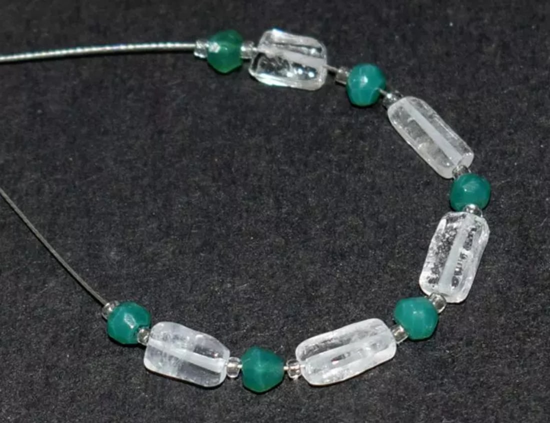 NATURAL GREEN ONYX BEADS CRYSTAL BEADS 3.5 MM/4X6.5 - 4X7.5 MM 11 PCS (5 TASSELS) (1 of 2)