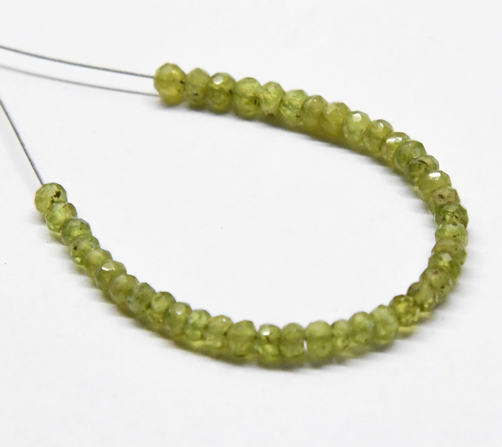 NATURAL PERIDOT BEADS FACETED RONDELLE 2.5 - 3 MM, 40 PCS (3 TASSELS) (1 of 2)
