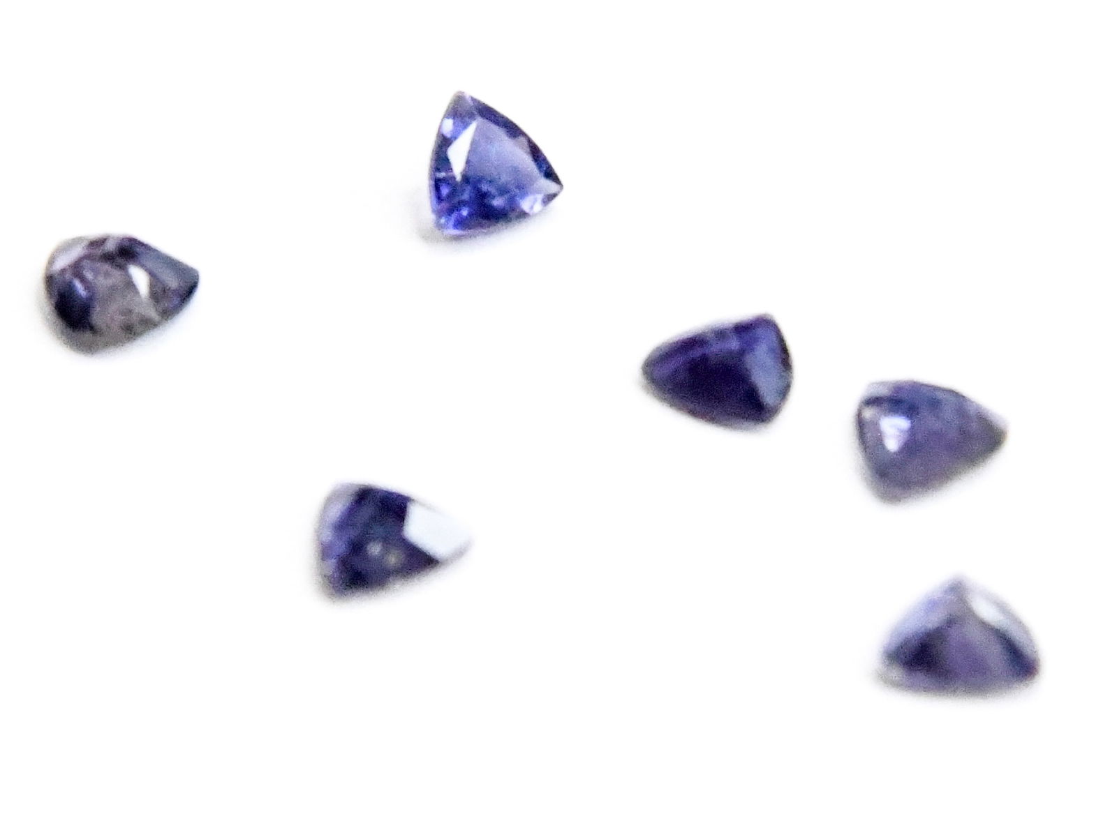 NATURAL IOLITE BEADS FACETED TRIANGLE 5.5 MM - (6 PIECES) (1 of 1)