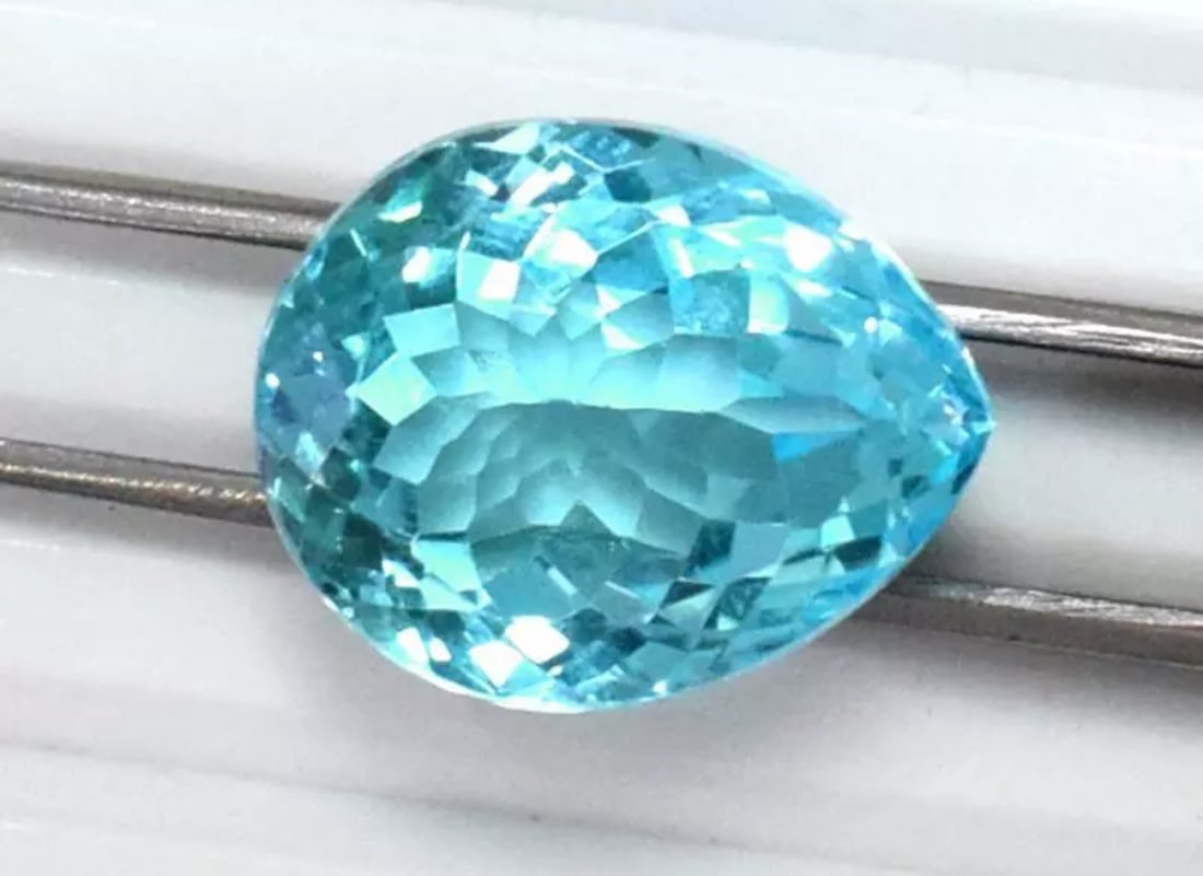 NATURAL AA SWISS BLUE TOPAZ FACETED CUTSTONE PEAR 15X18.5 MM 1 PC (1 of 2)