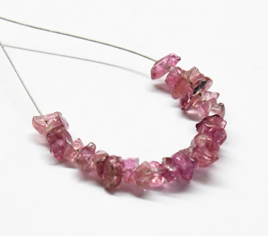 NATURAL PINK TOURMALINE BEADS CHIPS 2X3 - 3X5 MM 25 PCS (3 TASSELS) (1 of 2)