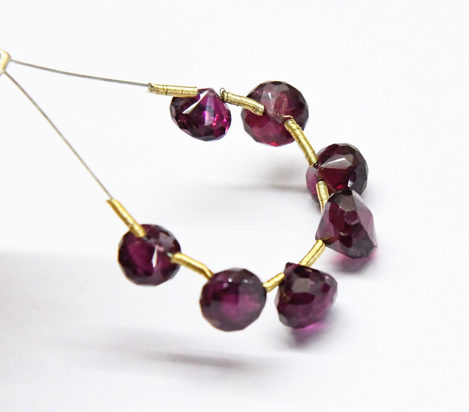 NATURAL GARNET BEADS FACETED ONION 5.5 - 6.5 MM 7 PCS (1 of 2)