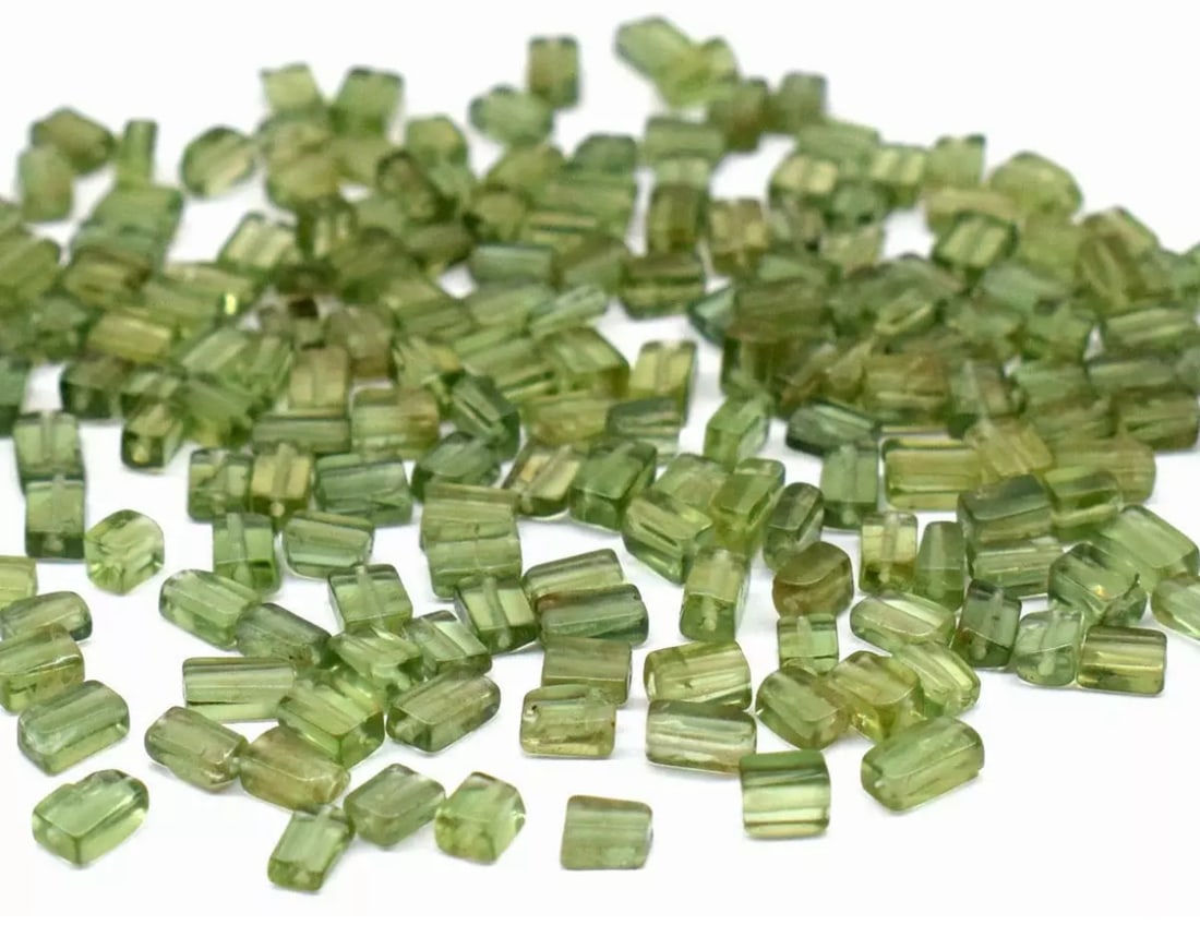 (200 PIECES) NATURAL OLIVE GREEN APATITE BEADS CUBE (1 of 3)