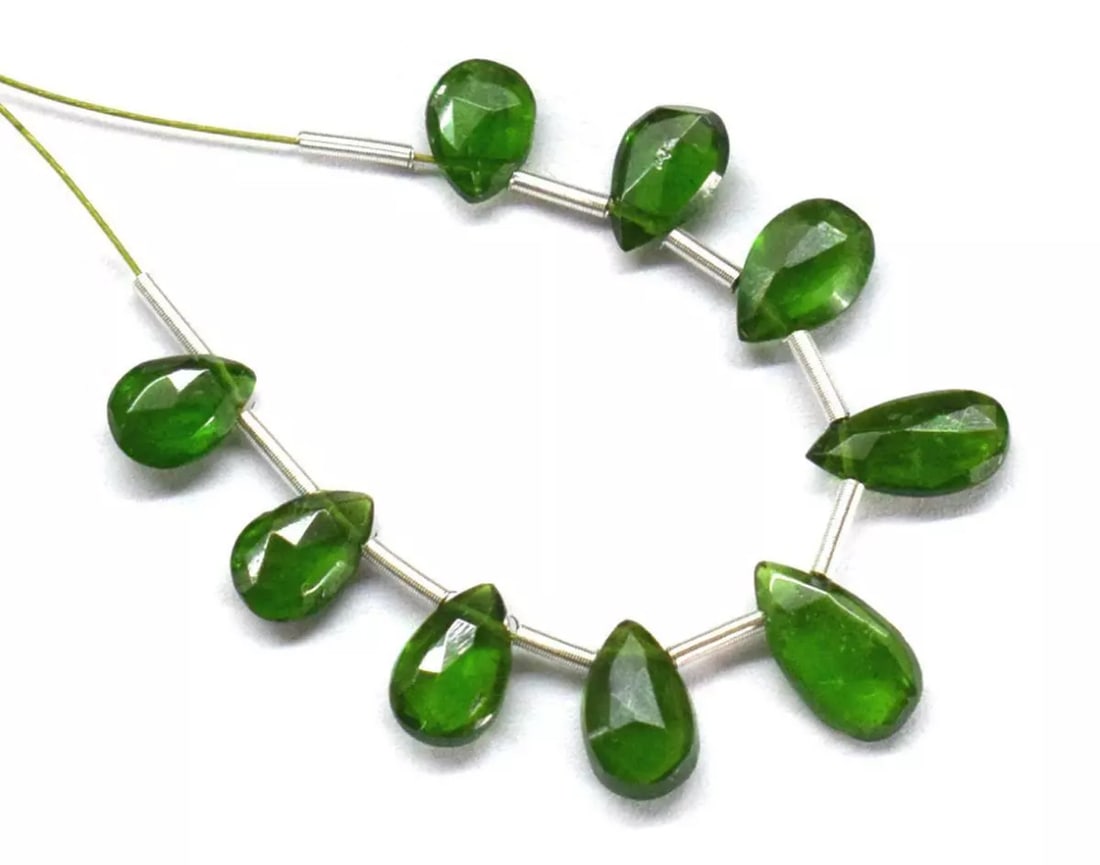 NATURAL CHROME DIOPSIDE BEADS FACETED PEAR 4.5X6.5 - 5X8 MM 9 PCS (1 of 2)
