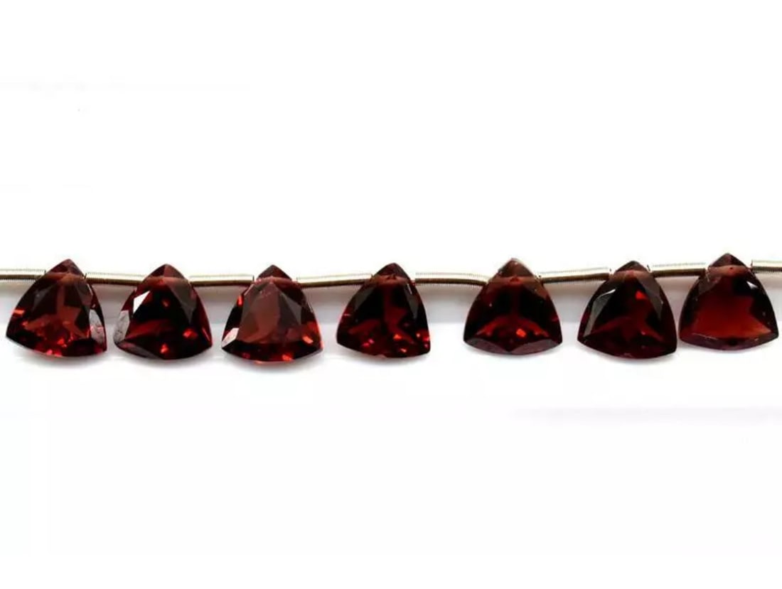 NATURAL GARNET BEADS FACETED TRIANGLE 6.5 - 7 MM 7 PCS (1 of 2)