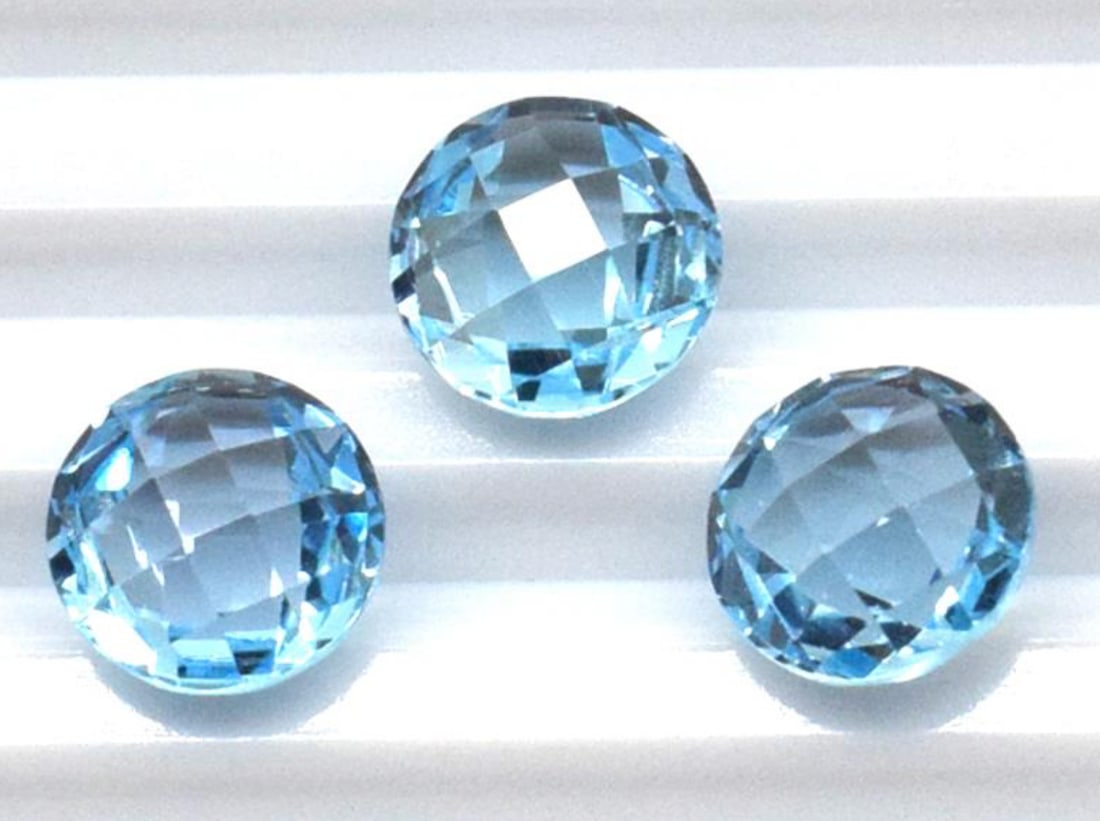 NATURAL FLAWLESS SWISS BLUE TOPAZ FACETED CUTSTONE ROUND 10 MM 3 PCS: These are natural, earth mined and hand crafted with precision. Stone: Swiss Blue Topaz, Stone Shape: Faceted Coin, Stone Size: 10 mm, Width: 6 mm, Weight: approx. 14.80 carats. The photographs are en