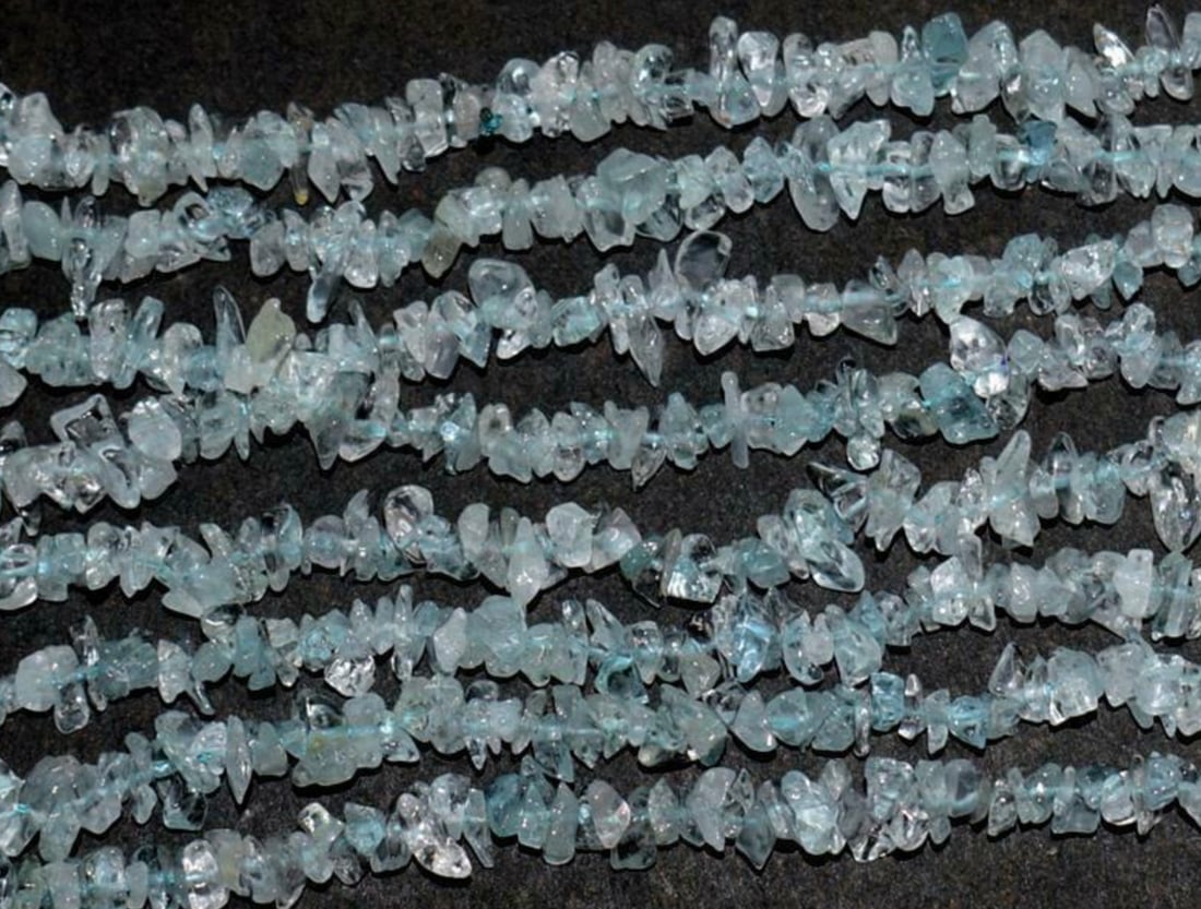 33" NATURAL AQUAMARINE BEADS CHIPS 2.5X4 - 5X9 MM 1 LINE (1 of 2)