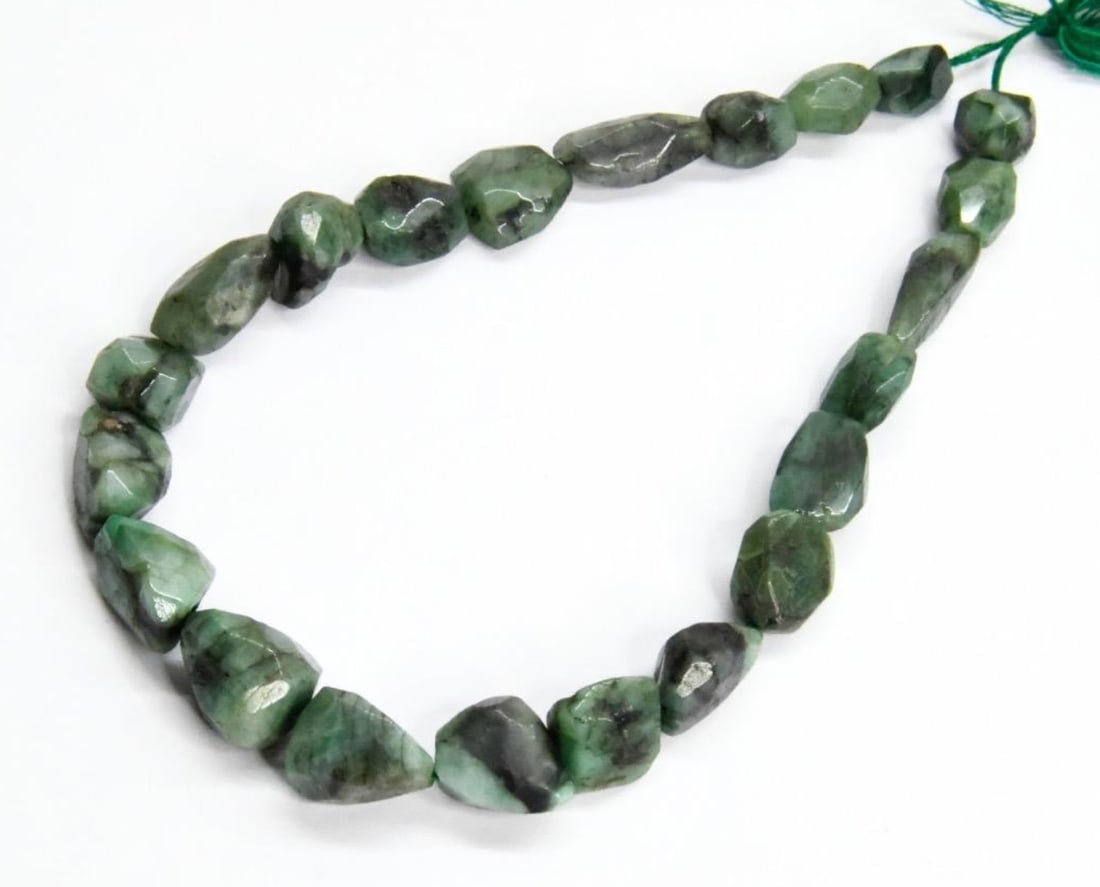 NATURAL EMERALD BEADS FACETED TUMBLE 6X9 - 11X13 MM, 10'' STRAND (1 of 2)